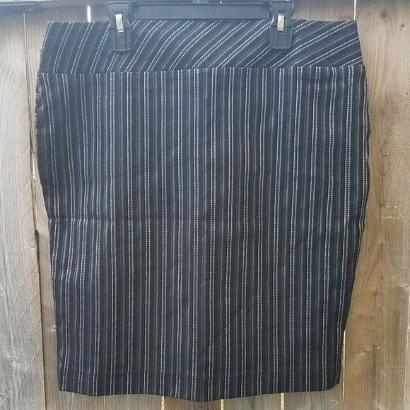 X-Large Women's Black & White Pinstripe Skirt by Mixxed 26 NWOT - Picture 4 of 8